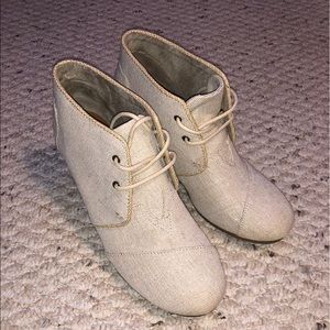 Tom’s wedge booties